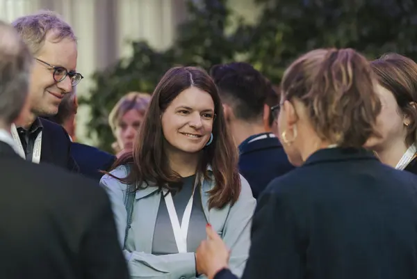 Personen im Gespräch im Konferenzsaal