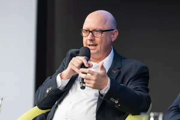 Personen auf einer Bühne bei einer Diskussionsrunde