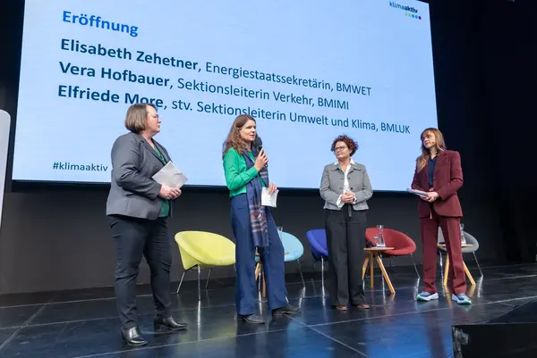 Personen auf einer Bühne