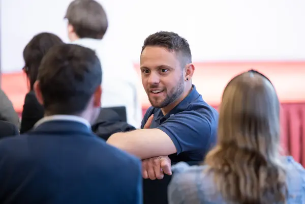 Personen unterhalten sich bei einer Veranstaltung