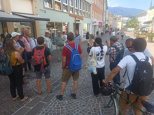 Exkursionteilnehmende am Hauptplatz 