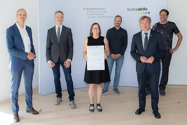 klimaaktiv Silber Auszeichnung für die Planung des Zubaus zum Konrad Lorenz-Gymnasium in Gänserndorf. Im Bild: Jürgen Schneider (Klimaschutzministerium), Lucie Vencelidesova, Andreas Reuter (Franz&Sue Architekten) und Dieter Marhold (Bundesimmobiliengesellschaft), Tobias Steiner (IBO), Herbert Greisberger (enu)