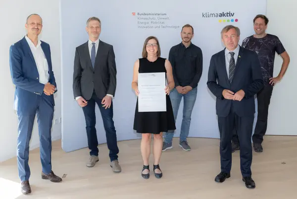 klimaaktiv Silber Auszeichnung für die Planung des Zubaus zum Konrad Lorenz-Gymnasium in Gänserndorf. Im Bild: Jürgen Schneider (Klimaschutzministerium), Lucie Vencelidesova, Andreas Reuter (Franz&Sue Architekten) und Dieter Marhold (Bundesimmobiliengesellschaft), Tobias Steiner (IBO), Herbert Greisberger (enu)