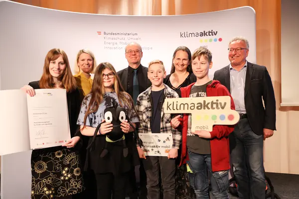 Cornelia Decker, Regina Riedler, Denise, Niklas, Luca gemeinsam mit LH-Stv. Heinrich Schellhorn, Robert Thaler (BMK) und Postbus-Vorständin Silvia Kaupa-Götzl