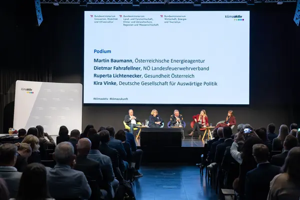 Personen auf einer Bühne bei einer Diskussionsrunde