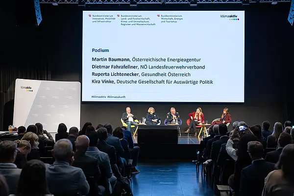 Personen auf einer Bühne bei einer Diskussionsrunde