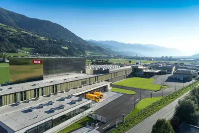 Luftaufnahme des Produktionsstandortes der Adler-Werk Lackfabrik Johann Berghofer GmbH & Co KG in Schwaz