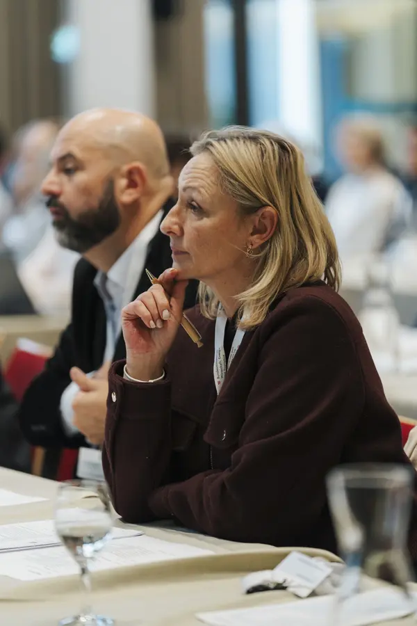Frau sitzt denkend am Tisch