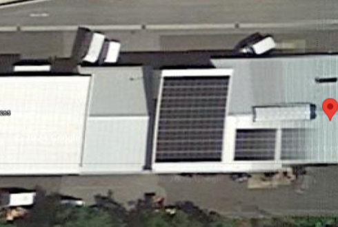 Luftaufnahme eines Firmengebäudes mit Solaranlage auf dem Dach und markiertem Standort ‚Stanzl Service & Elektrotechnik