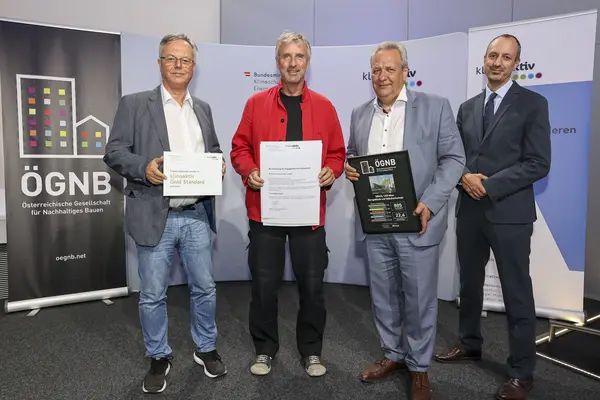 Ausgezeichnetes Projekt: Wohnen am grünen Anger, 1220 Wien<br /> Fertigstellung, 903 von 1000 klimaaktiv Punkten, klimaaktiv GOLD<br /><br />  Bauherrschaft: WBV-GPA, Wohnbauvereinigung für Privatangestellte GmbH<br /> Architektur: querkraft architekten zt gmbh Moosmann ZT GmbH<br /> Landschaftsarchitektur: DI Joachim Kräftner, Ingenieurbüro für Landschaftsplanung und -architektur<br /> Bauphysik & klimaaktiv Consultant: Dr. Pfeiler GmbH