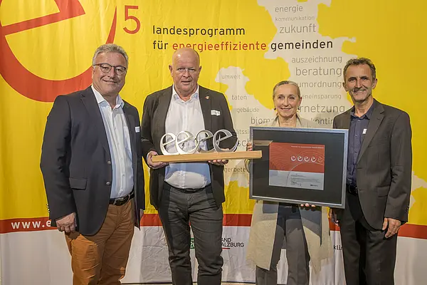 im Bild: Gemeinde Seekirchen: Heinrich Schellhorn, Bgm. Konrad Püringer, Judith Simmerstatter, Helmut Strasser