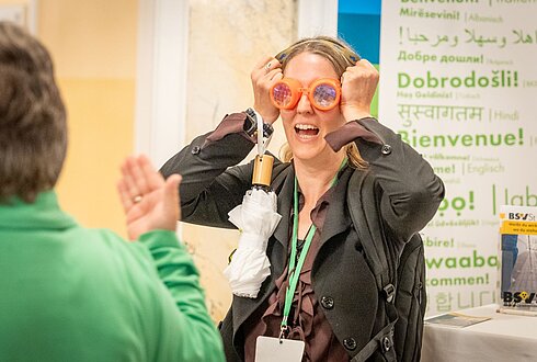 Sehschwäche-Brille wird getestet