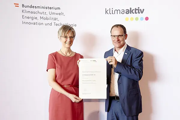 DI Dr. Bettina Bergauer, Stellvertretung Stabsstelle Dialog zu Energiewende und Klimaschutz, zeichnete am 24. März 2022 energieeffiziente Betriebe und Beratungsunternehmen aus.  Ausgezeichnetes Beratungsunternehmen: LINZ- ENERGIESERVICE GmbH - LES  Im Bild: Bernd Freisais (Geschäftsführer) mit Bettina Bergauer (BMK)