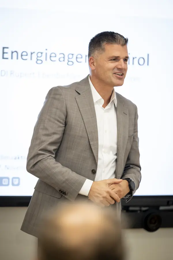 ein Mann spricht auf einer Bühne