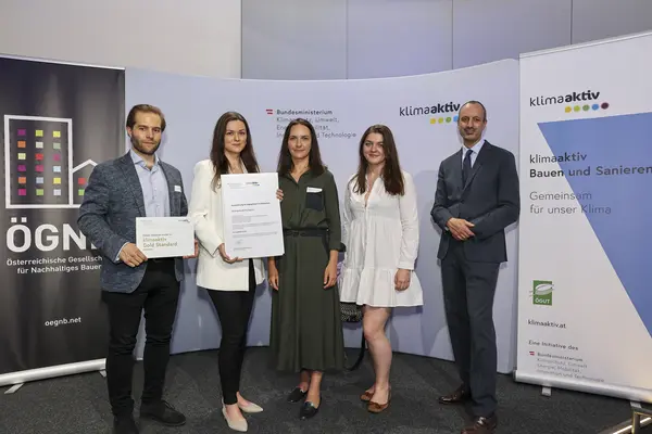 ArrayAusgezeichnetes Projekt: Wohngebäude Poschgasse, 1140 Wien<br /> Fertigstellung, 911 von 1000 klimaaktiv Punkten, klimaaktiv GOLD<br /><br />  Bauherrschaft & Bauleitung: Peter Pilz & Partner<br /> Projektentwicklungs GmbH<br /> Architektur & Bauphysik: Basis ZT GmbH<br /> Haustechnik: EBA Cooling Systems GmbH<br /> klimaaktiv Consultant: pulswerk GmbH