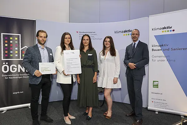 ArrayAusgezeichnetes Projekt: Wohngebäude Poschgasse, 1140 Wien<br /> Fertigstellung, 911 von 1000 klimaaktiv Punkten, klimaaktiv GOLD<br /><br />  Bauherrschaft & Bauleitung: Peter Pilz & Partner<br /> Projektentwicklungs GmbH<br /> Architektur & Bauphysik: Basis ZT GmbH<br /> Haustechnik: EBA Cooling Systems GmbH<br /> klimaaktiv Consultant: pulswerk GmbH