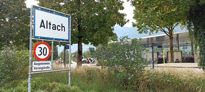 Ortsschild Einfahrt Altach, darunter Tempo 30 Schild