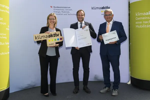 Die Stadtgemeinde Dornbirn wird für die Anschaffung von Jobrädern für Mitarbeiterinnen und Mitarbeiter ausgezeichnet. Im Bild: Alexander Juen gemeinsam mit FBM Leonore Gewessler und Gemeindebundpräsident Alfred Riedl.