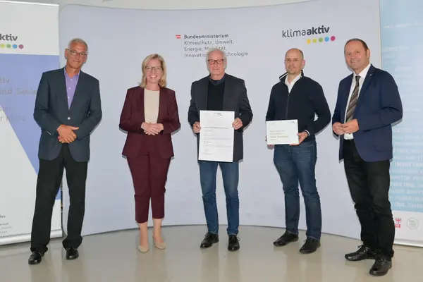 Im Bild: Klimaschutzministerin Leonore Gewessler, LHStv. Josef Geisler, Josef Burtscher (Energieinstitut Vorarlberg), Carlo Baumschlager und Ralf Bernhardt (Baumschlager Hutter Partners)
