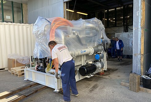 Der neue Kompressor wird geliefert.