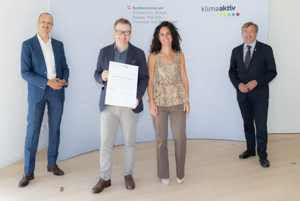 klimaaktiv Gold Auszeichnung für die Volksschule Sierndorf. Im Bild: Jürgen Schneider (Klimaschutzministerium), Christoph Brenner, Sara Galasso (Retter&Partner), Herbert Greisberger (enu)