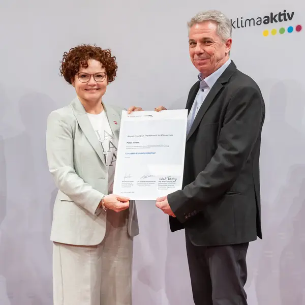 Menschen auf einer Bühne bei einer Veranstaltung