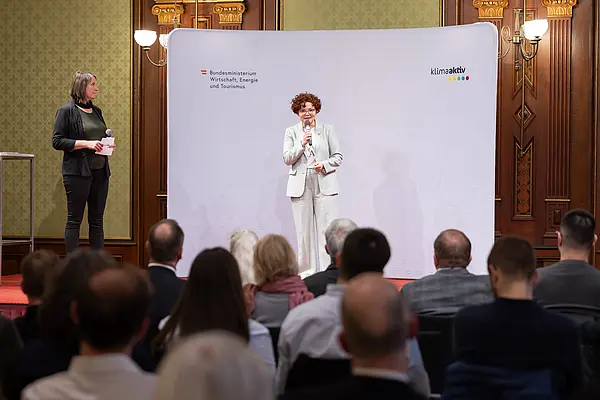 Veranstaltung mit Personen auf der Bühne