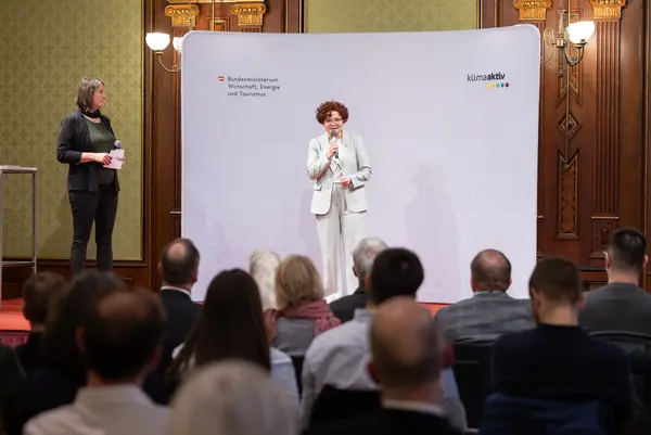 Veranstaltung mit Personen auf der Bühne