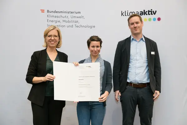 Auszeichnung von klimaaktiv Projektpartnern und Vorzeigebetrieben durch Klimaschutzministerin Leonore Gewessler (BMK)