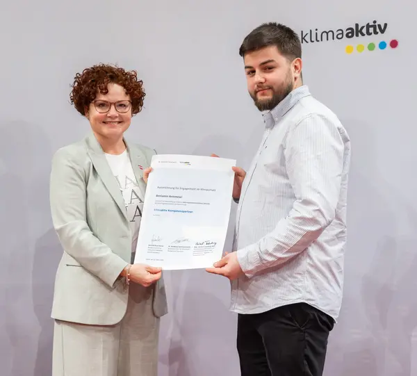 Menschen auf einer Bühne bei einer Veranstaltung