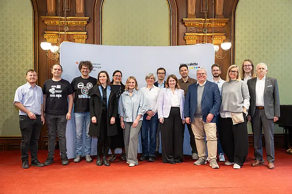 Gruppenfoto vor Fotowand