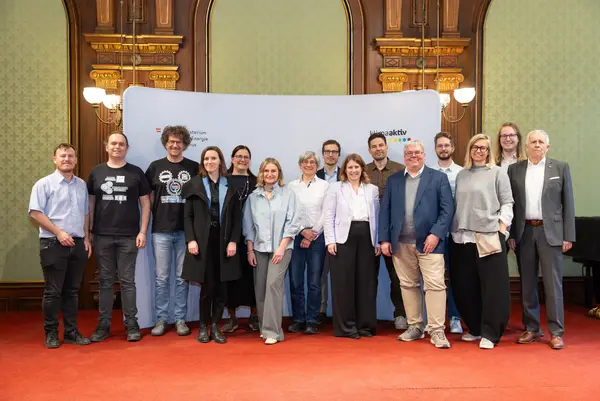 Gruppenfoto vor Fotowand