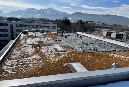 Vorbereitung der Dachfläche für die Montage der PV-Anlage - Bilfinger Life Science GmbH