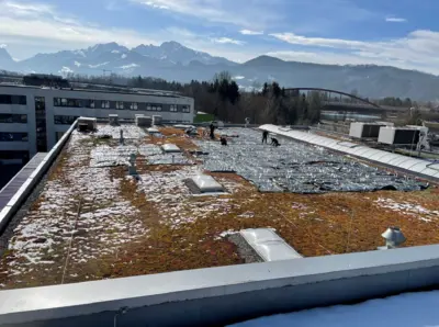 Vorbereitung der Dachfläche für die Montage der PV-Anlage - Bilfinger Life Science GmbH