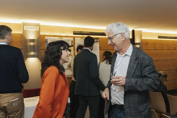 Zwei Personen im Gespräch