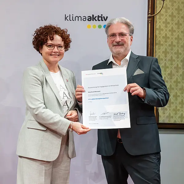 Menschen auf einer Bühne bei einer Veranstaltung