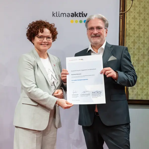 Menschen auf einer Bühne bei einer Veranstaltung