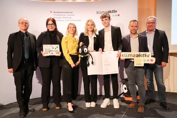 Hans-Jörg Mattes (Lehrer) Jara, Paul gemeinsam mit LH-Stv. Heinrich Schellhorn, Robert Thaler (BMK) und Postbus-Vorständin Silvia Kaupa-Götzl