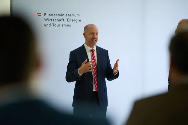 ein Mann im Anzug spricht vor einem Publikum