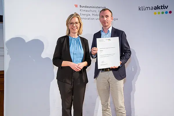 Im Bild: Klimaschutzministerin Leonore Gewessler und Manfred Wachtler (SÜBA AG)