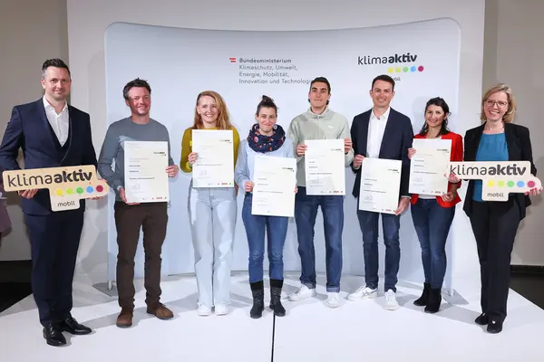 v.l.n.r.: Michael Nendwich, Philipp Schober, Sophia Posch, Lina Schmidl, Tim Seck, Lukas Schmelzinger, Mirjam Stocker, Leonore Gewessler
