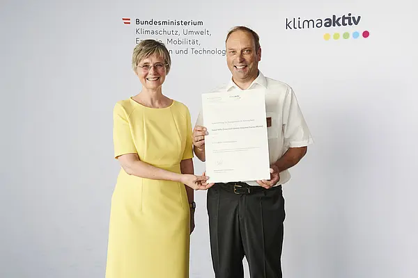 Im Bild: Andreas Seidl (Produktionsleiter Österreich) mit Bettina Bergauer (BMK)