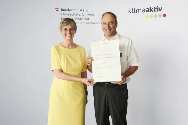 Im Bild: Andreas Seidl (Produktionsleiter Österreich) mit Bettina Bergauer (BMK)