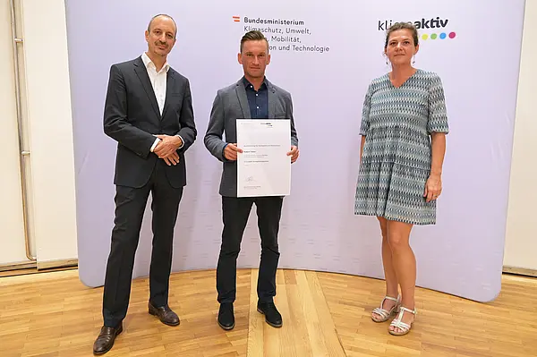 Im Bild von links nach rechts: Sektionschef Jürgen Schneider, Hubert Tieber, Gundula Weber