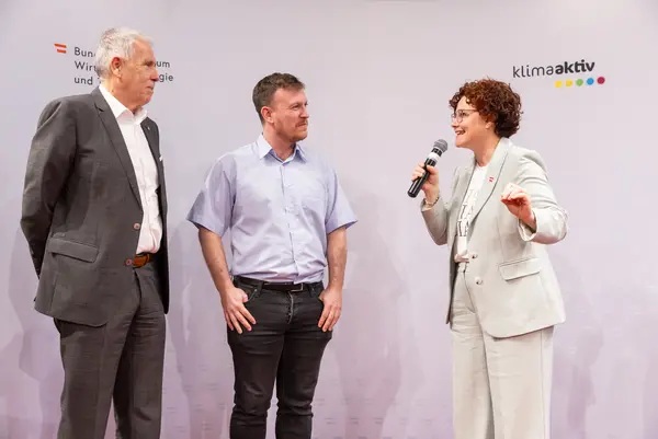 Menschen auf einer Bühne bei einer Veranstaltung