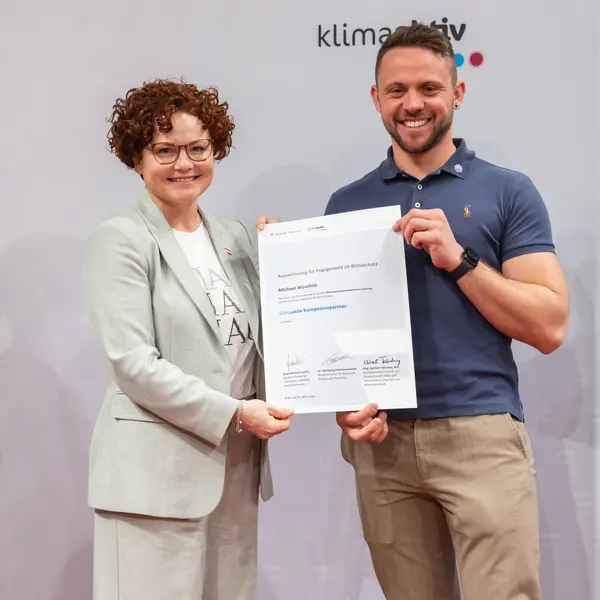 Menschen auf einer Bühne bei einer Veranstaltung