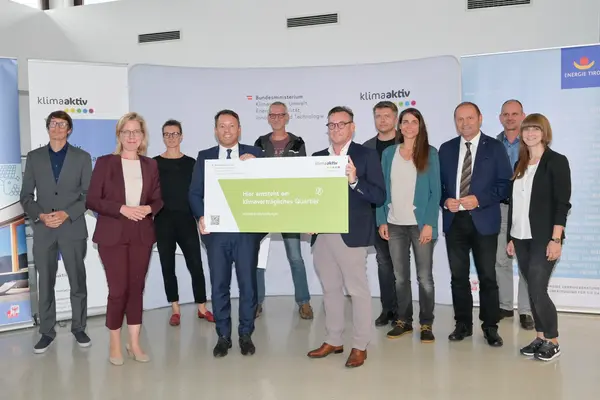 Im Bild: Klimaschutzministerin Leonore Gewessler, LHStv. Josef Geisler, DI Robert Taunmüller (Energie Tirol), Ing. Dr. Franz Danler, LL.M MBA, Ing. Markus Elender, Leandra Jänicke, MSc, DI Martin Franzmair (alle Innsbrucker Immobilien GmbH & Co KG), Mag. DI Markus Pollo (NEUE HEIMAT TIROL Gemeinnützige WohnungsGmbH), Janine Bex, BSc (Stadt Innsbruck), Birgit Kornmüller und Gerald Zehetner (Bogenfeld Architektur ZT-GmbH)