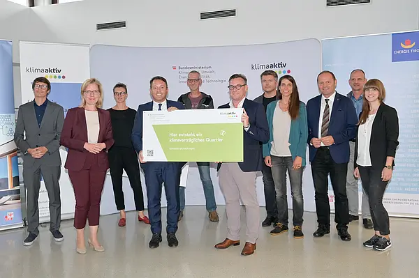 Im Bild: Klimaschutzministerin Leonore Gewessler, LHStv. Josef Geisler, DI Robert Taunmüller (Energie Tirol), Ing. Dr. Franz Danler, LL.M MBA, Ing. Markus Elender, Leandra Jänicke, MSc, DI Martin Franzmair (alle Innsbrucker Immobilien GmbH & Co KG), Mag. DI Markus Pollo (NEUE HEIMAT TIROL Gemeinnützige WohnungsGmbH), Janine Bex, BSc (Stadt Innsbruck), Birgit Kornmüller und Gerald Zehetner (Bogenfeld Architektur ZT-GmbH)