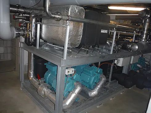 Wärmepumpe vor der Einhausung der Anlage