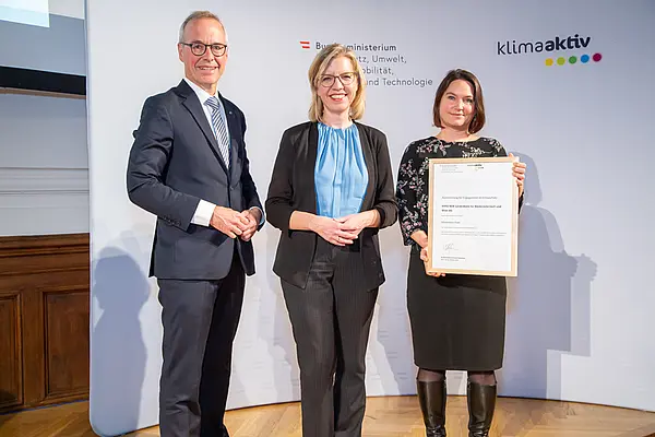 Im Bild: Wolfgang Viehauser (HYPO NOE Landesbank für Niederösterreich und Wien AG), Klimaschutzministerin Leonore Gewessler und Claudia Mikes (HYPO NOE Landesbank für Niederösterreich und Wien AG)